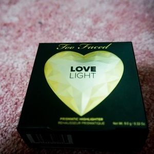 TOO FACED ‘LOVE LIGHT’ HIGHLIGHTER